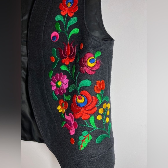 Vintage 1950’s Black Wool Felt Floral Hungarian Matyo Art Vest size 40 - Picture 4 of 13